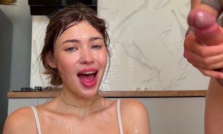 Красотка Анна обажает жесткую оральщину и этот упругий член её парня.